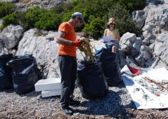 Πόσα απορρίμματα συγκεντρώθηκαν από τις ακτές της Αχαΐας – Σημαντική επιβάρυνση από τα πλαστικά